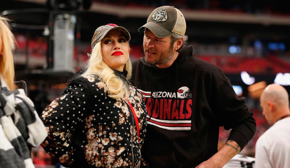 Gwen Stefani and Blake Shelton get cuddly at football game