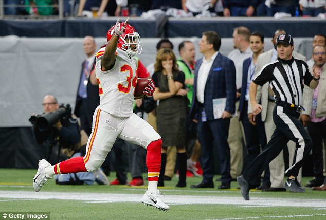 Kansas City Chiefs Knile Davis with a 106-yard kickoff return for a touchdown against the Houston Texans