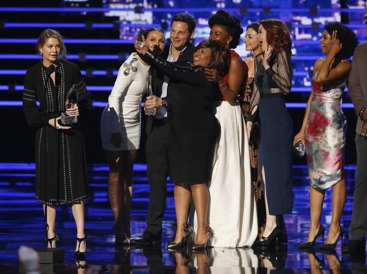 Ellen Pompeo accepts the award for favorite network TV drama series as her fellow'Grey's Anatomy cast members take a selfie at the People's Choice Awards 2016 in Los Angeles California