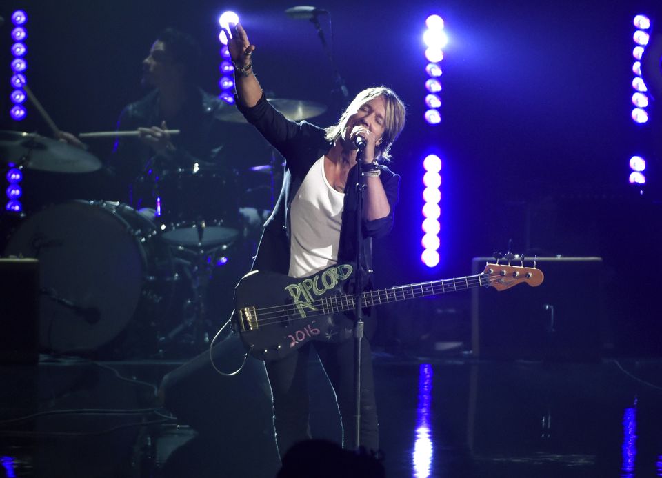 Keith Urban plans out 2016 tour while finishing album