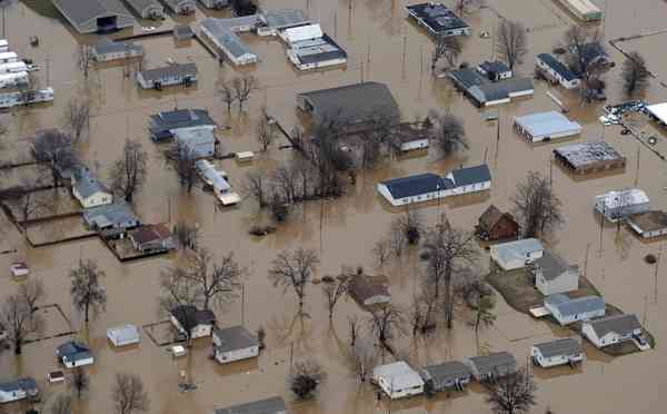 Residents of towns in Illinois have been anxiously awaiting floodwaters from the Mississippi River to peak