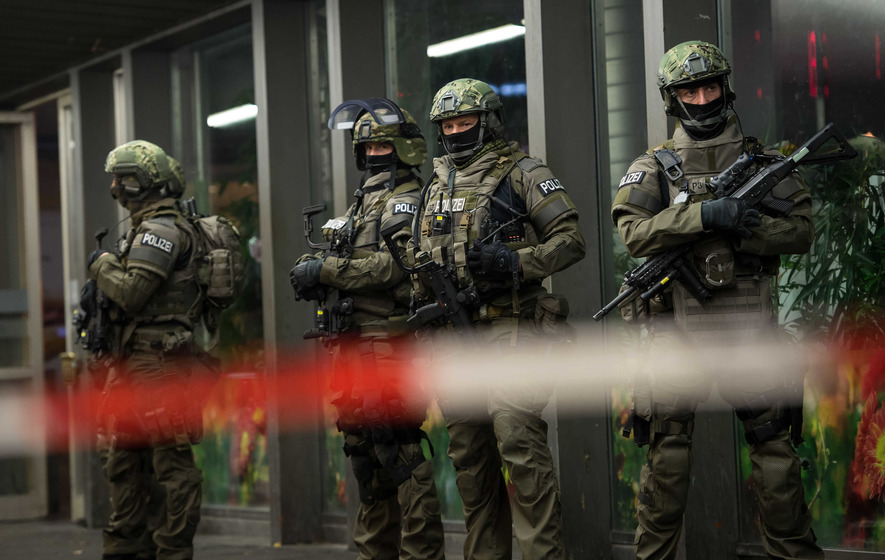 Munich stations cleared after Isis suicide attack threat