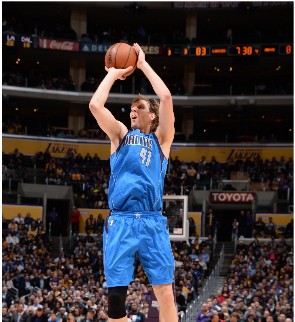 Dirk Nowitzki shoots the ball against the Los Angeles Lakers Tuesday. The Mavs won 92-90