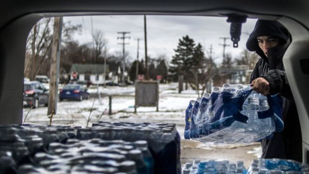 Flint water crisis: Michigan governor makes appeal to Washington for help