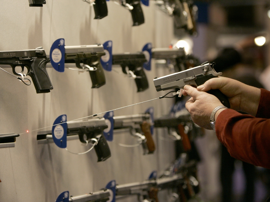 Obama set to unveil curbs on gun sellers