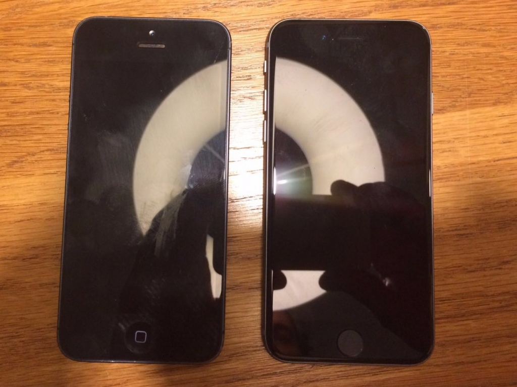 One More Thing An iPhone 5 next to the alleged iPhone 5se