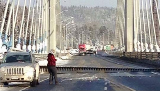 Bridge closure halts cross-Canada traffic