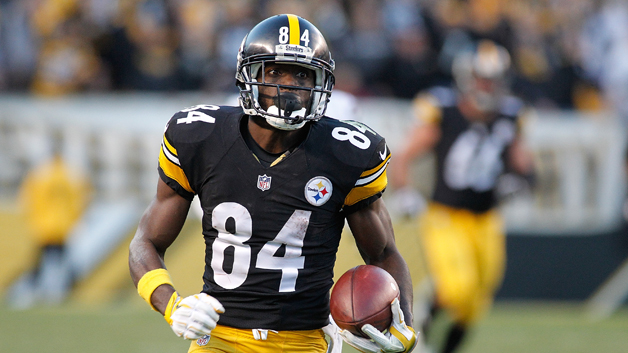 PITTSBURGH PA- NOVEMBER 08 Antonio Brown #84 of the Pittsburgh Steelers runs the ball in the 4th quarter of the game against the Oakland Raiders at Heinz Field