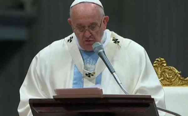 Pope Francis has called on people not to be indifferent to the world's misery during his New Year's Mass