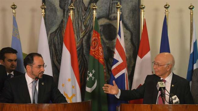 Pakistani Prime Minister’s Advisor on Foreign Affairs Sartaj Aziz and Afghan Foreign Minister Salahuddin Rabbani are seen during a joint press conference in Pakistan’s capital Islamabad