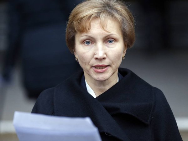 Marina Litvinenko widow of former Russian spy Alexander Litvinenko reads a statement outside the Royal Courts of Justice in London Thursday Jan. 21 2016. President Vladimir Putin probably approved a plan by Russia´s FSB security service to kill form