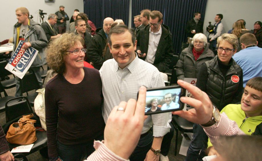 Perry joins Cruz on the trail to rally Iowa conservatives