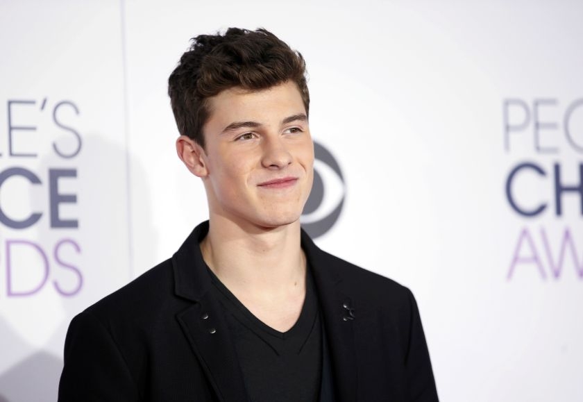 Singer Shawn Mendes arrives at the People’s Choice Awards 2016 in Los Angeles California