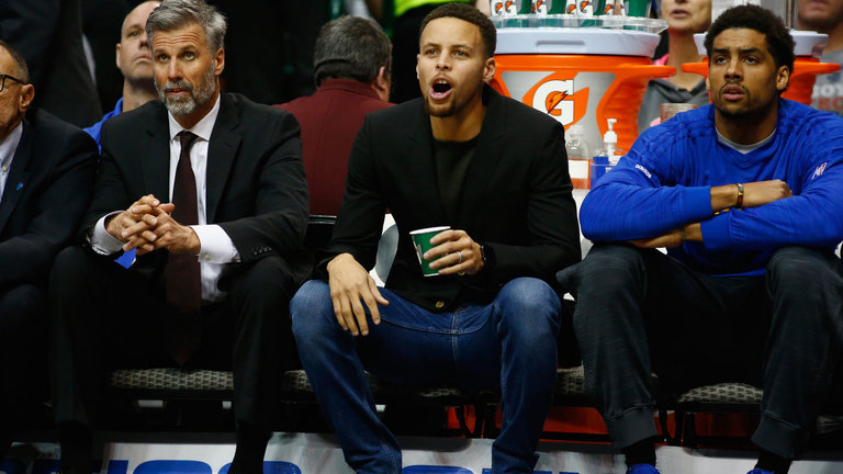 Stephen Curry was restricted to support duties as the Warriors were beaten in Dallas