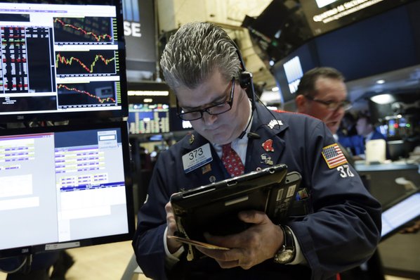 US stocks indexes veer lower; crude oil recovers