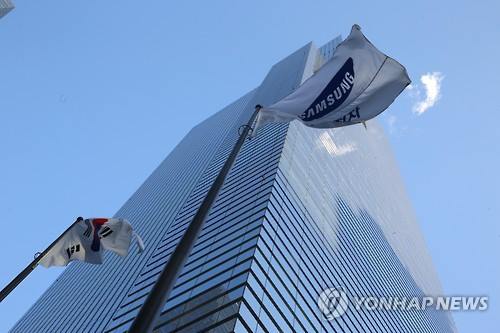 The flag of South Korean tech giant Samsung Electronics Co. flutters outside its headquarters in Seoul on Jan. 8 2016