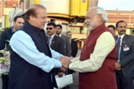 Indian PM makes surprise visit to meet Pakistani counterpart