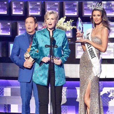 Jane Lynch Spoofs Steve Harvey’s Miss Universe Blunder During People’s Choice Awards Watch