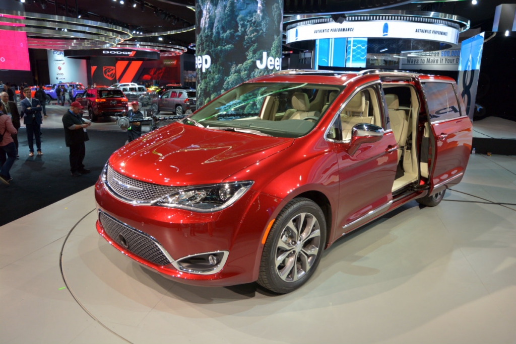 2017 Chrysler Pacifica: Would you Like Gas or Hybrid? [Detroit]