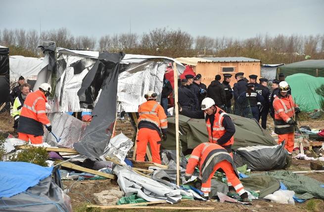 Agents dismantle shelters