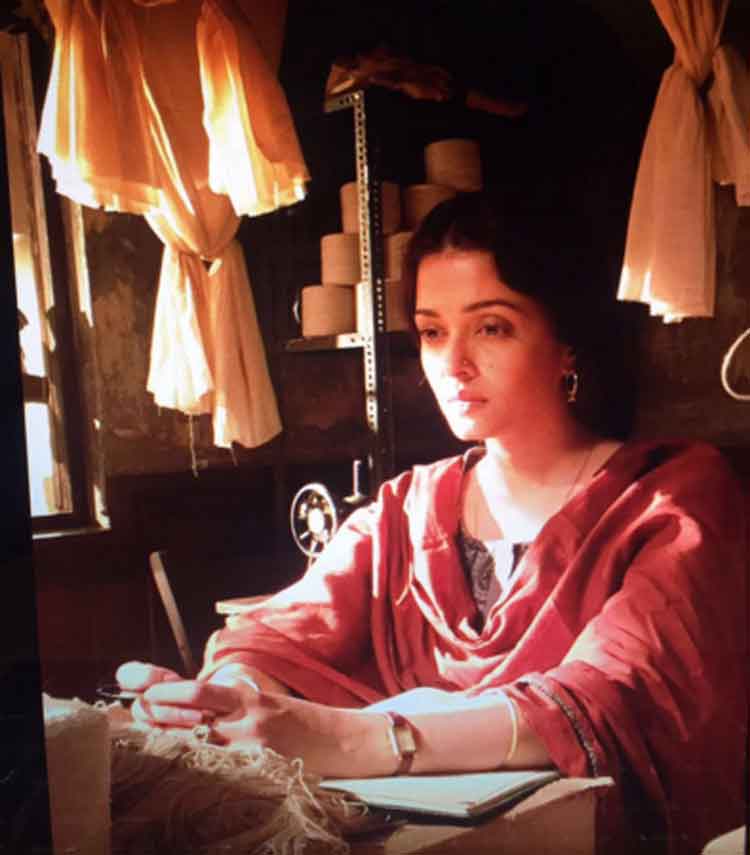 AWESOME First Look From Sarbjit: Aishwarya Rai Bachchan Looks Spectacular In Desi Avatar