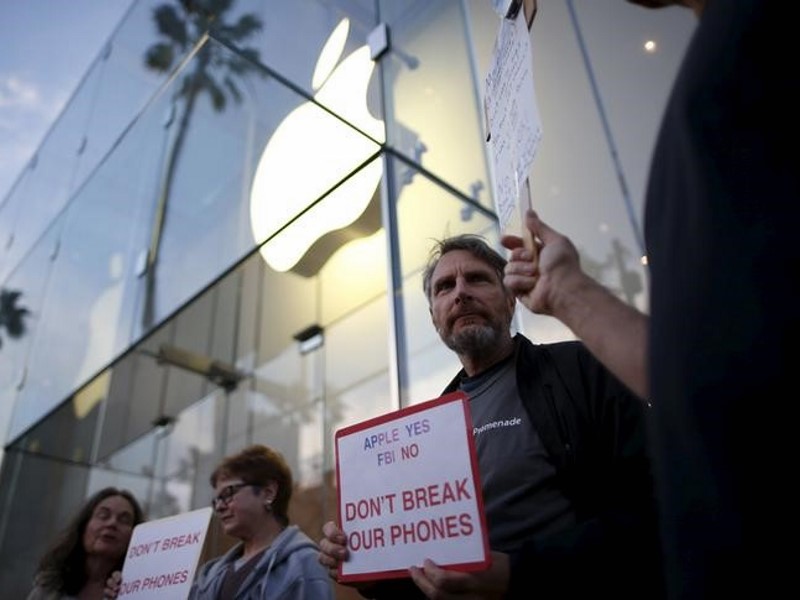 Apple Sees Solid Support in iPhone Encryption Fight Poll