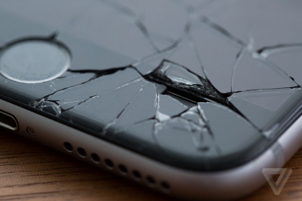 Apple Inc. (NASDAQ:AAPL) To Let Users Exchange Old, Broken iPhones With New Ones