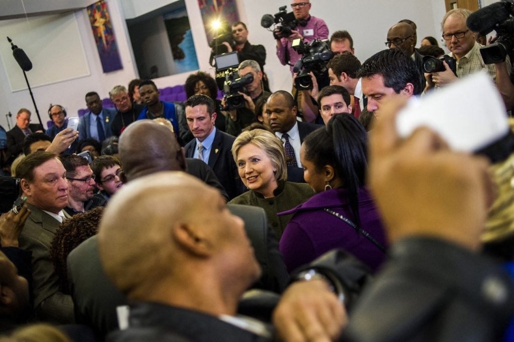 Clinton flies off to shore up black vote