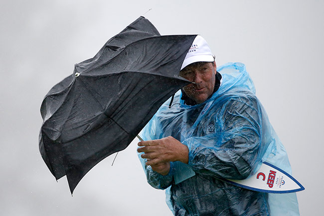 Snedeker closes with 69, then waits to see if it's enough