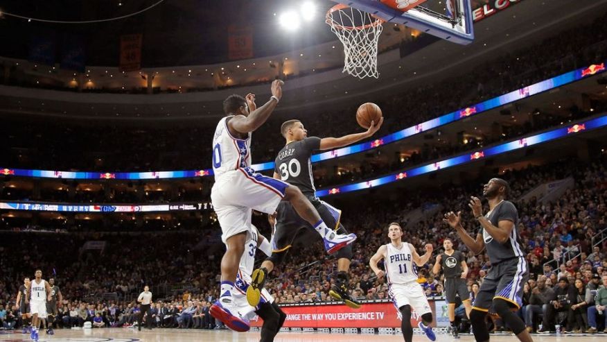 Golden State Warriors&#x27 Stephen Curry goes up for a shot past Philadelphia 76ers&#x27 Isaiah Canaan during the first half of an NBA basketball game Saturday Jan. 30 2016 in Philadelphia