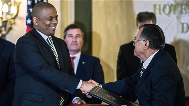 US Transportation Secretary Anthony Foxx and Cuban Minister of Transportation Adel Yzquierdo shake hands after signing an agreement authorizing daily commercial flights in the capital Havana