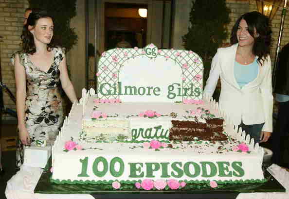 039;The Gilmore Girls&#039 100th Episode Cake Cutting