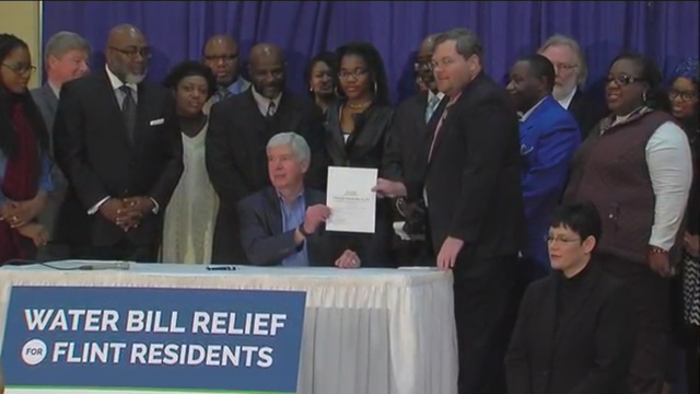 Governor Rick Snyder signs water bill legislation for Flint                      WXYZ