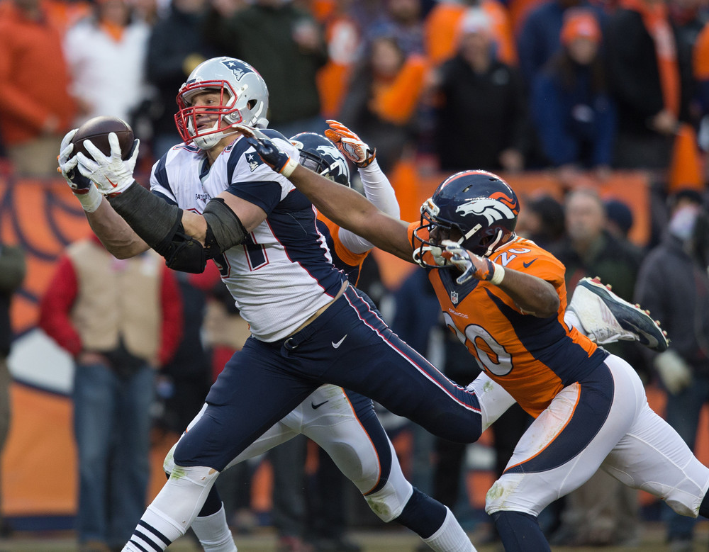 Jan. 24 2016- Denver Colorado U.S- Patriots TE ROB GRONKOWSKI left catches a pass in traffic during the 2nd. Half at Sports Authority Field at Mile High Sunday afternoon. The Broncos beat the Patriots 20-18