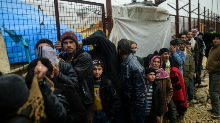 Syrians flee regime forces advance on Aleppo and wait at Bab al Salam on the Turkish frontier