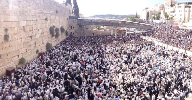 Tens of thousands of Jewish worshippers massed at Jerusalem's Western Wall as part of celebrations for the Sukkot holiday