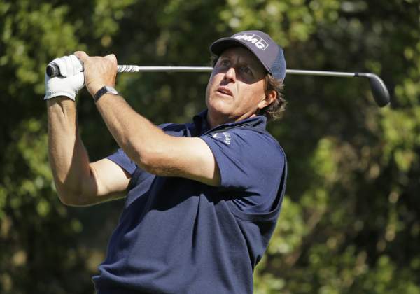 Phil Mickleson avoids celebrity glare to lead at AT&T Pebble Beach Pro-Am