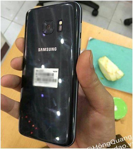 Vietnamese site Review Dao has uploaded an image claimed to be of the upcoming Galaxy S7 on the 8th, which shows only the back of the device