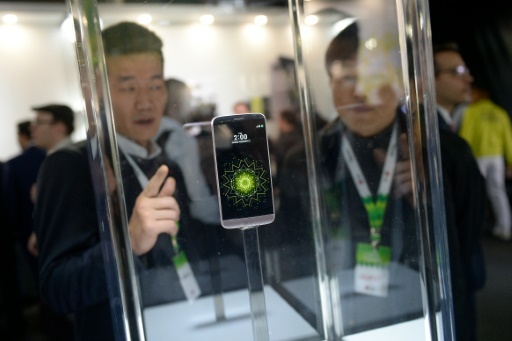 LG launches new smartphone to counter rival Samsung