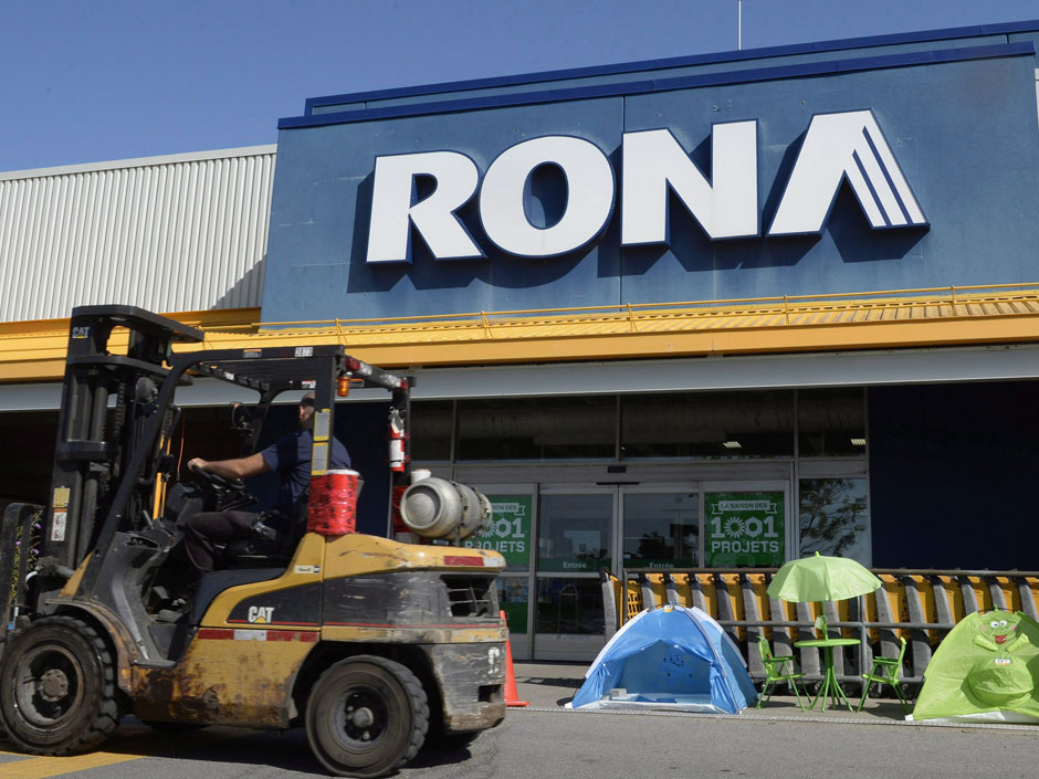 Lowe's Cos. agreed to buy rival Rona Inc. for $3.2 billion in cash to create one of Canada's biggest home-improvement retailers