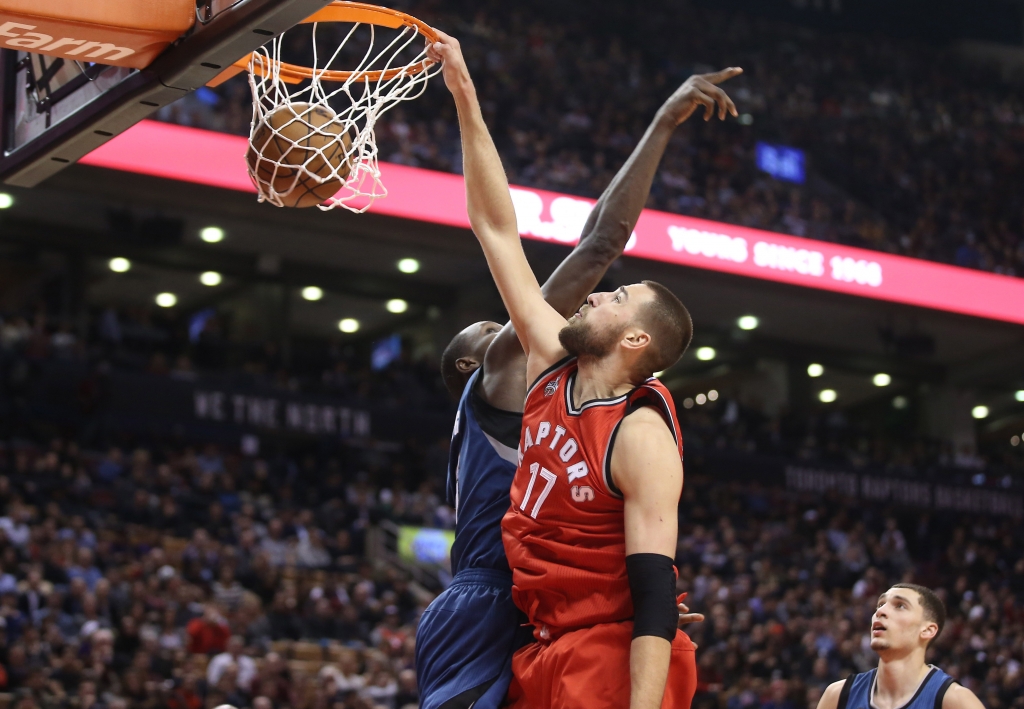 Lowry's triple-double helps Raptors rout Knicks 122-95