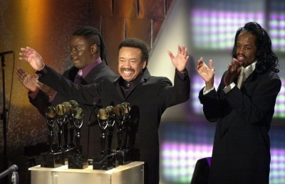 Maurice White center at the Rock and Roll Hall of Fame induction of Earth Wind and Fire in 2000