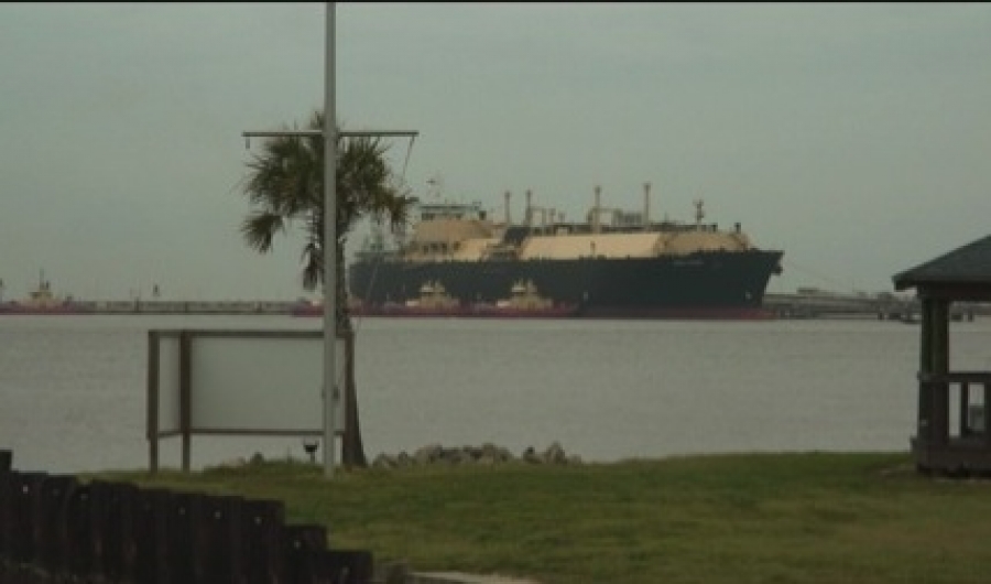 Vessel berths at Sabine Pass for first US LNG export cargo