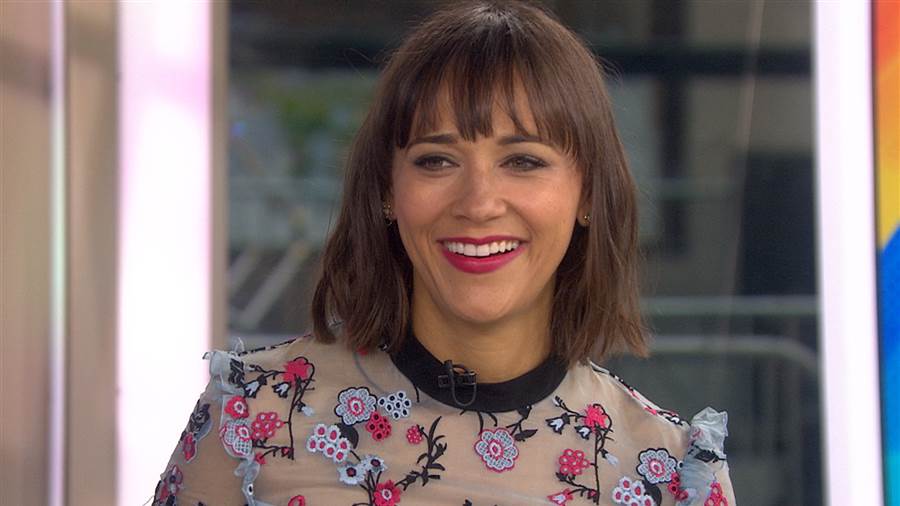 Rashida Jones does 'the dab&#x27 and talks about her new show 'Angie Tribeca&#x27		Play Video