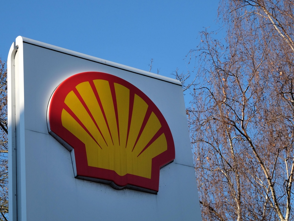 Royal Dutch Shell reported an 80 percent drop in earnings in 2015 but says it will still press ahead with the proposed mega-merger with BG Group plc