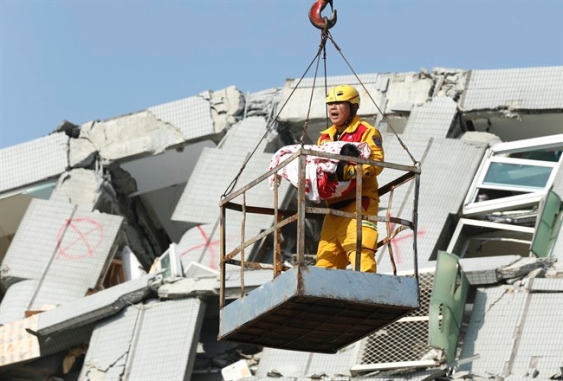 Taiwan quake: Rescuers scour rubble for survivors