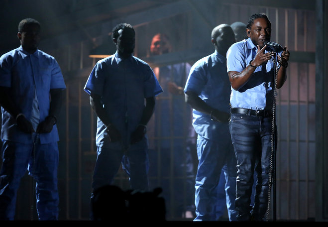 Kendrick Lamar canta en la ceremonia de los premios Grammy el lunes 15 de febrero del 2016 en Los Angeles