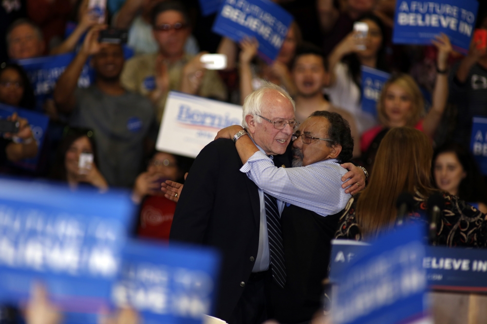 Clinton tries to pull out win in toss-up Nevada caucuses