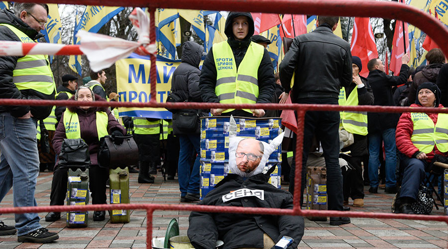 Protesters outside Verkhovna Rada in Kiev demand dissolution of the Ukrainian government and resignation of Prime Minister Arseniy Yatsenyuk