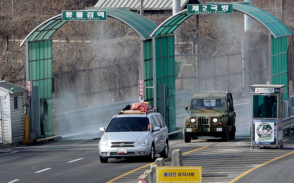 Vehicles that left the Kaesong joint industrial complex in North Korea arrive in Paju South Korea Thursday